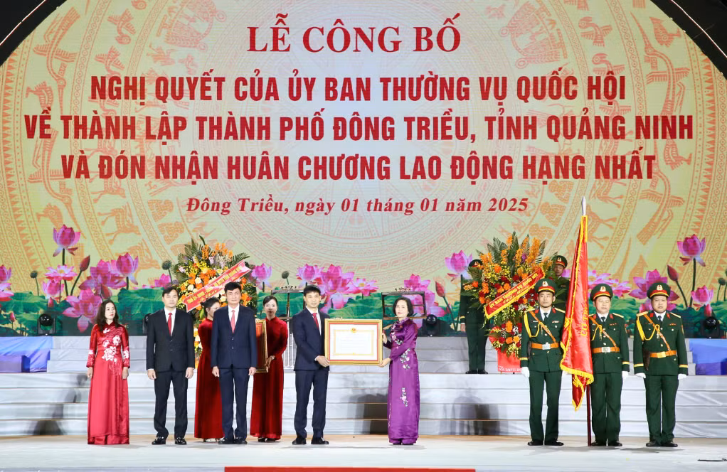 Đồng chí Nguyễn Thị Thanh, Ủy viên Trung ương Đảng, Phó Chủ tịch Quốc hội trao Quyết định của Chủ tịch nước tặng Huân chương Lao động hạng Nhất cho Đảng bộ, chính quyền và nhân dân TP Đông Triều (1-2025). Ảnh: Minh Hà