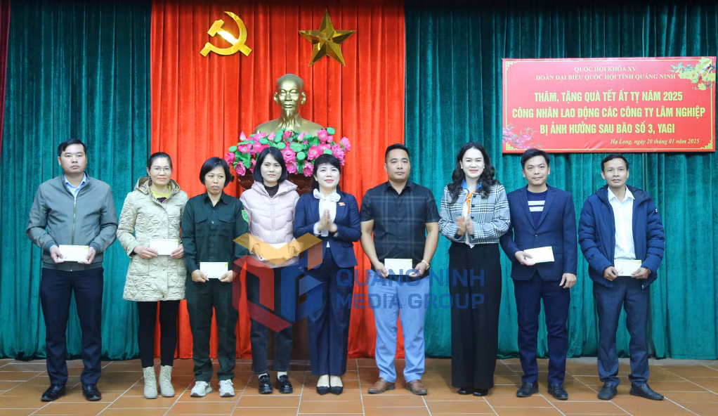 2023-12_Phó Trưởng Đoàn ĐBQH tỉnh Nguyễn Thị Thu Hà tặng quà Tết tặng quà Tết cho người lao động các công ty lâm nghiệp bị ảnh hưởng bởi bão số 3 (Yagi). Ảnh: Nguyễn Thanh