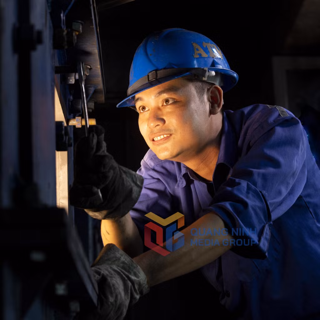 Thợ Cơ điện. Ảnh Vũ Thị Thái Thơ (CTV)