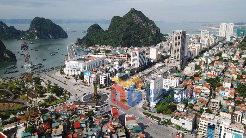 Cột đồng hồ trung tâm TP Hạ Long (8-2020). Ảnh: Đỗ Phương
