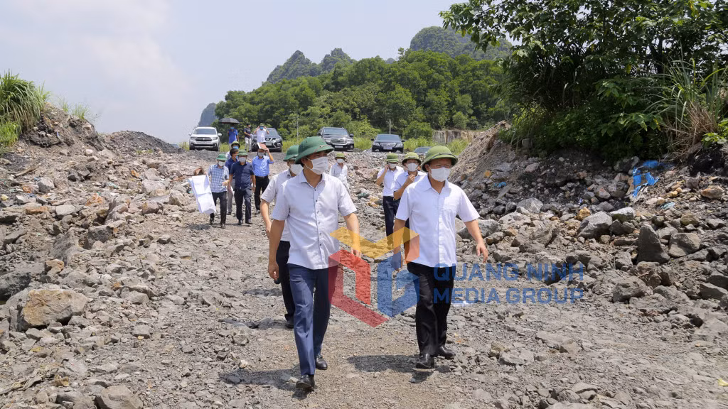 Chủ tịch UBND tỉnh Nguyễn Tường Văn kiểm tra thực tế đoạn qua cảng của nhà máy sàng tuyển than Nam Cầu Trắng (9-2021). Ảnh: Đỗ Phương