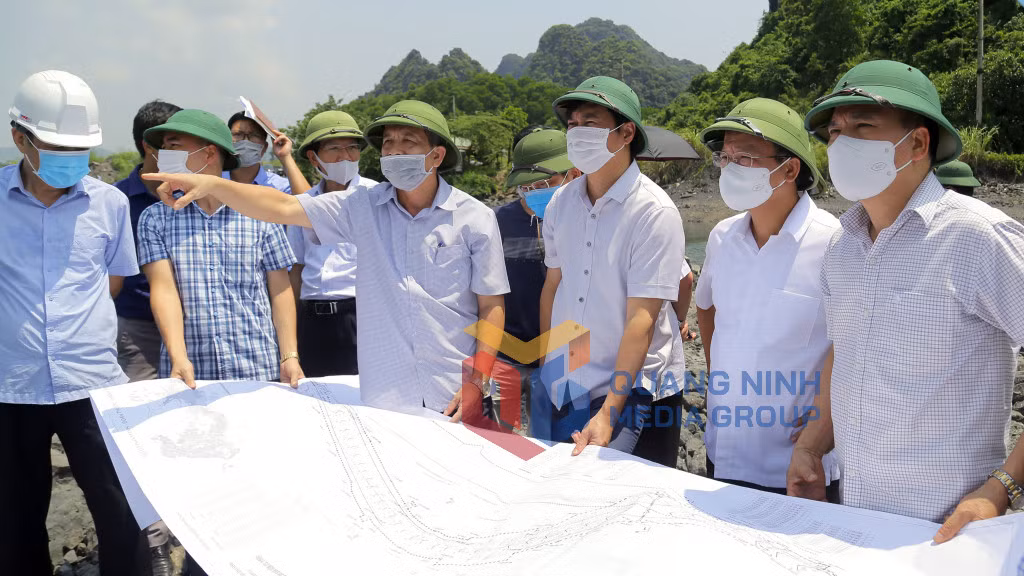 Chủ tịch UBND tỉnh Nguyễn Tường Văn khảo sát thực tế, nghe báo cáo của các đơn vị liên quan và chỉ đạo trực tiếp tại hiện trường (9-2021). Ảnh: Đỗ Phương