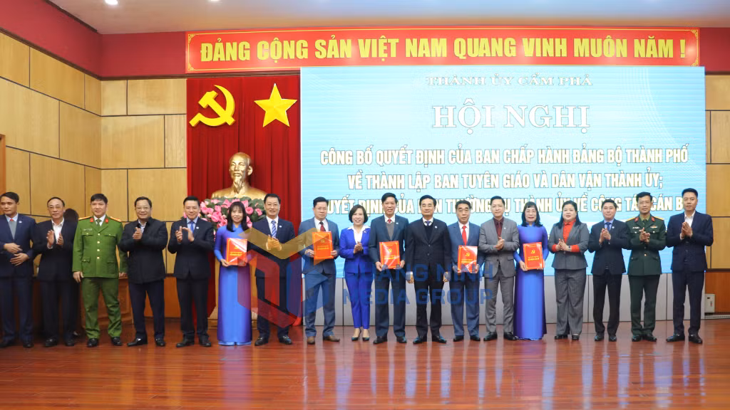 Lãnh đạo Thành ủy Cẩm Phả trao quyết định thành lập Ban Tuyên giáo và Dân vận Thành ủy (2-2025). Ảnh: Trúc Linh