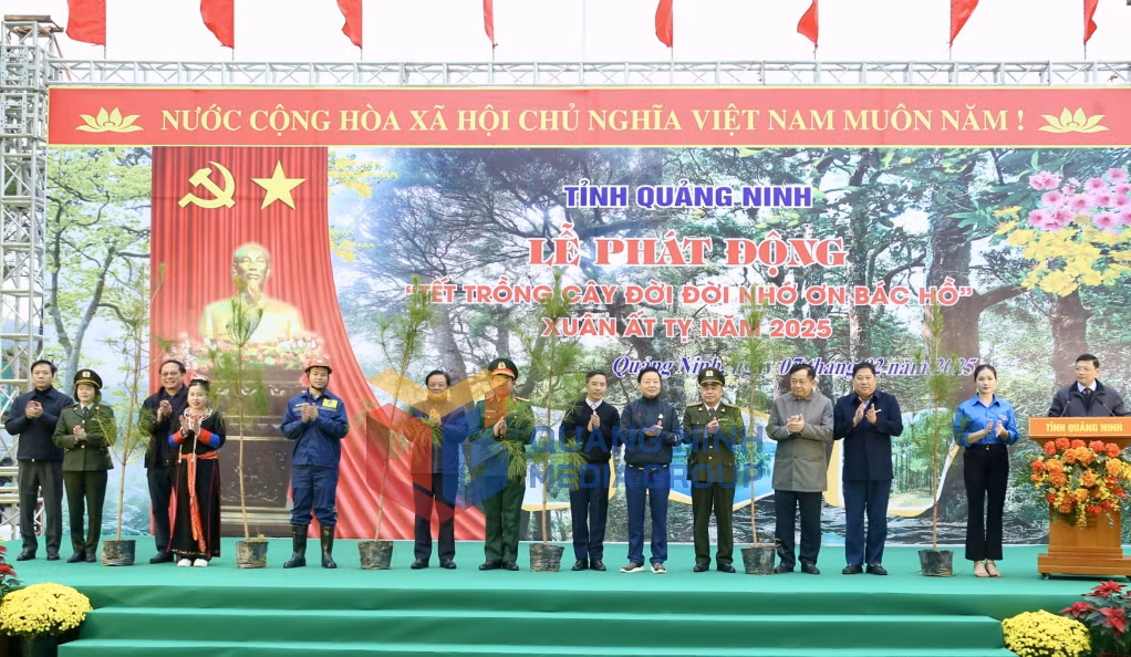 Đồng chí Trần Hồng Hà, Ủy viên Trung ương Đảng, Phó Thủ tướng Chính phủ, trao tặng TP Uông Bí 1.100 cây thông caribe (02-2025). Ảnh: Thu Chung