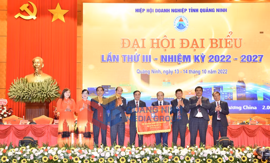 Hiệp hội Doanh nghiệp nhỏ và vừa Việt Nam tặng Cờ thi đua đơn vị xuất sắc nhiệm kỳ 2017-2022 cho Hiệp hội Doanh nghiệp tỉnh Quảng Ninh (10-2022). Ảnh: Thu Chung