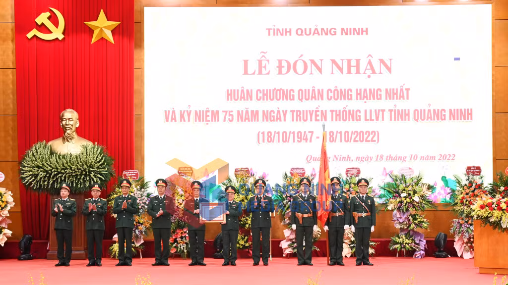 Thừa ủy quyền của Chủ tịch nước, Thượng tướng Vũ Hải Sản, Ủy viên Trung ương Đảng, Ủy viên Quân ủy Trung ương, Thứ trưởng Bộ Quốc phòng trao Huân chương Quân công hạng Nhất cho Bộ Chỉ huy Quân sự tỉnh. Ảnh: Thu Chung