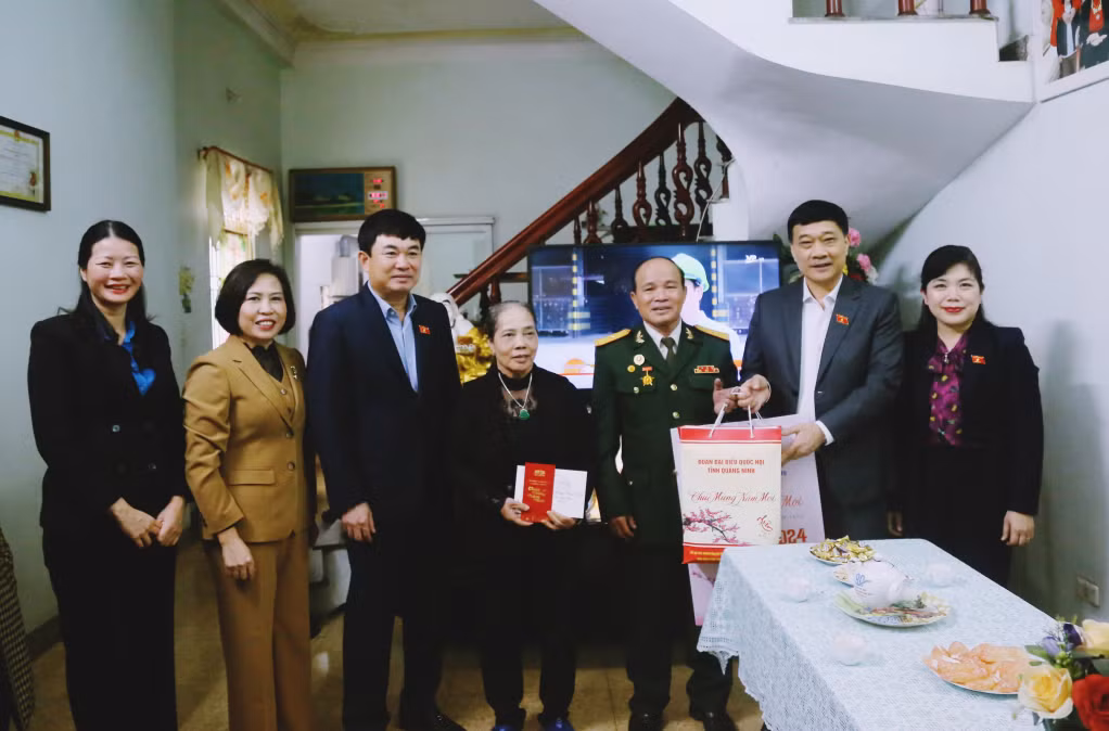 Đoàn ĐBQH tỉnh tặng quà, chúc Tết gia đình ông Trần Văn Tỉnh, Thương binh 4/4, bị nhiễm chất độc hóa học, trú tại khu Tây Sơn 2, phường Cẩm Sơn, TP Cẩm Phả (2-2024). Ảnh: Nguyễn Thanh