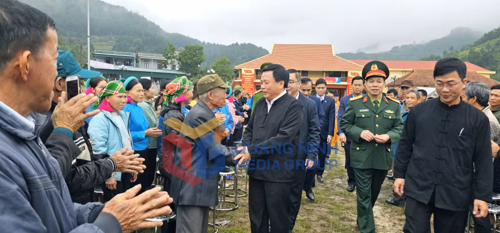 Đồng chí Nguyễn Xuân Thắng, Ủy viên Bộ Chính trị, Giám đốc Học viện Chính trị Quốc gia Hồ Chí Minh, Chủ tịch Hội đồng lý luận Trung ương tham dự Tết sum vầy thắm tình quân dân tại xã Đại Dực (1-2024). Ảnh: Thu Chung