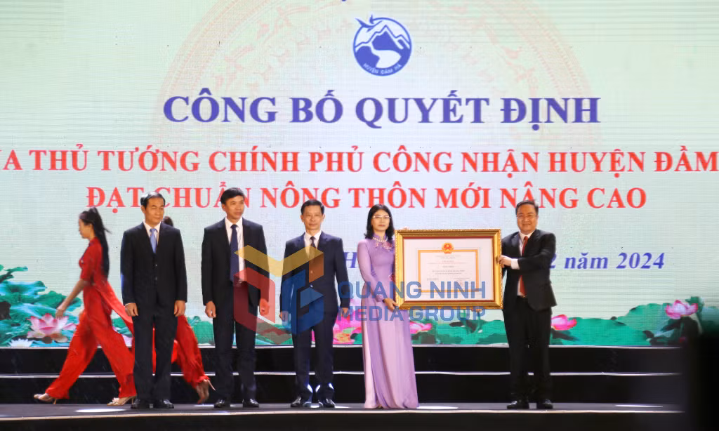 2024-02_Phó Bí thư Tỉnh ủy Đặng Xuân Phương trao Quyết định của Thủ tướng Chính phủ công nhận huyện Đầm Hà đạt chuẩn Nông thôn mới nâng cao. Ảnh: Thu Chung