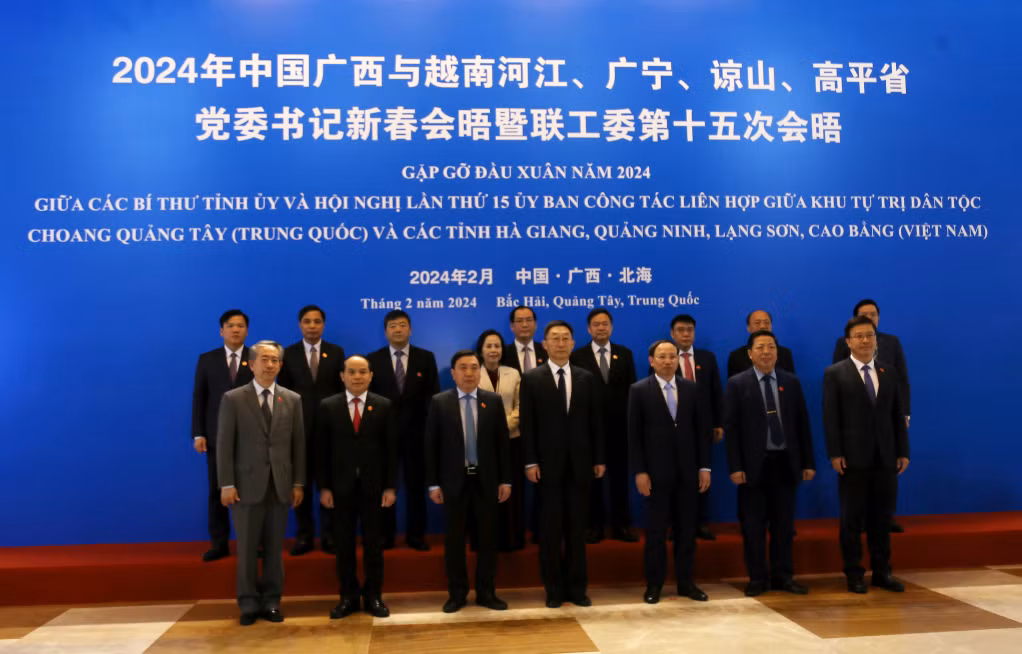 Lãnh đạo các tỉnh: Quảng Ninh, Hà Giang, Lạng Sơn, Cao Bằng (Việt Nam) và Khu tự trị Dân tộc Choang Quảng Tây (Trung Quốc) tham gia chương trình Gặp gỡ đầu xuân năm 2024 (2-2024). Ảnh: Thu Chung