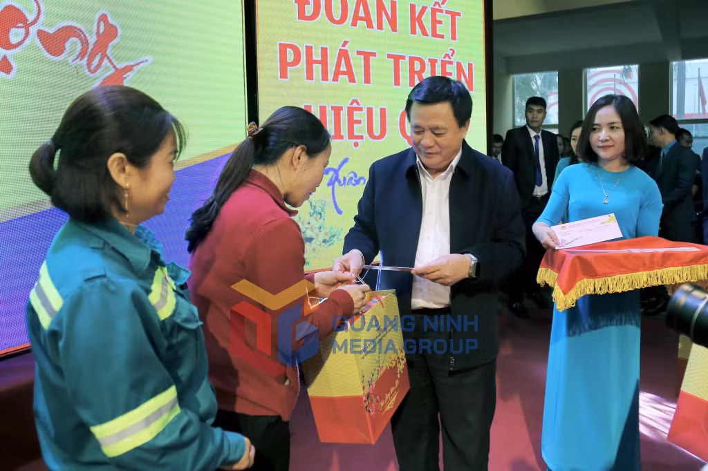 Đồng chí Nguyễn Xuân Thắng, Ủy viên Bộ Chính trị, Giám đốc Học viện Chính trị Quốc gia Hồ Chí Minh, Chủ tịch Hội đồng lý luận Trung ương tặng quà Tết cho công nhân, lao động ngành Than (1-2024). Ảnh: Thu Chung