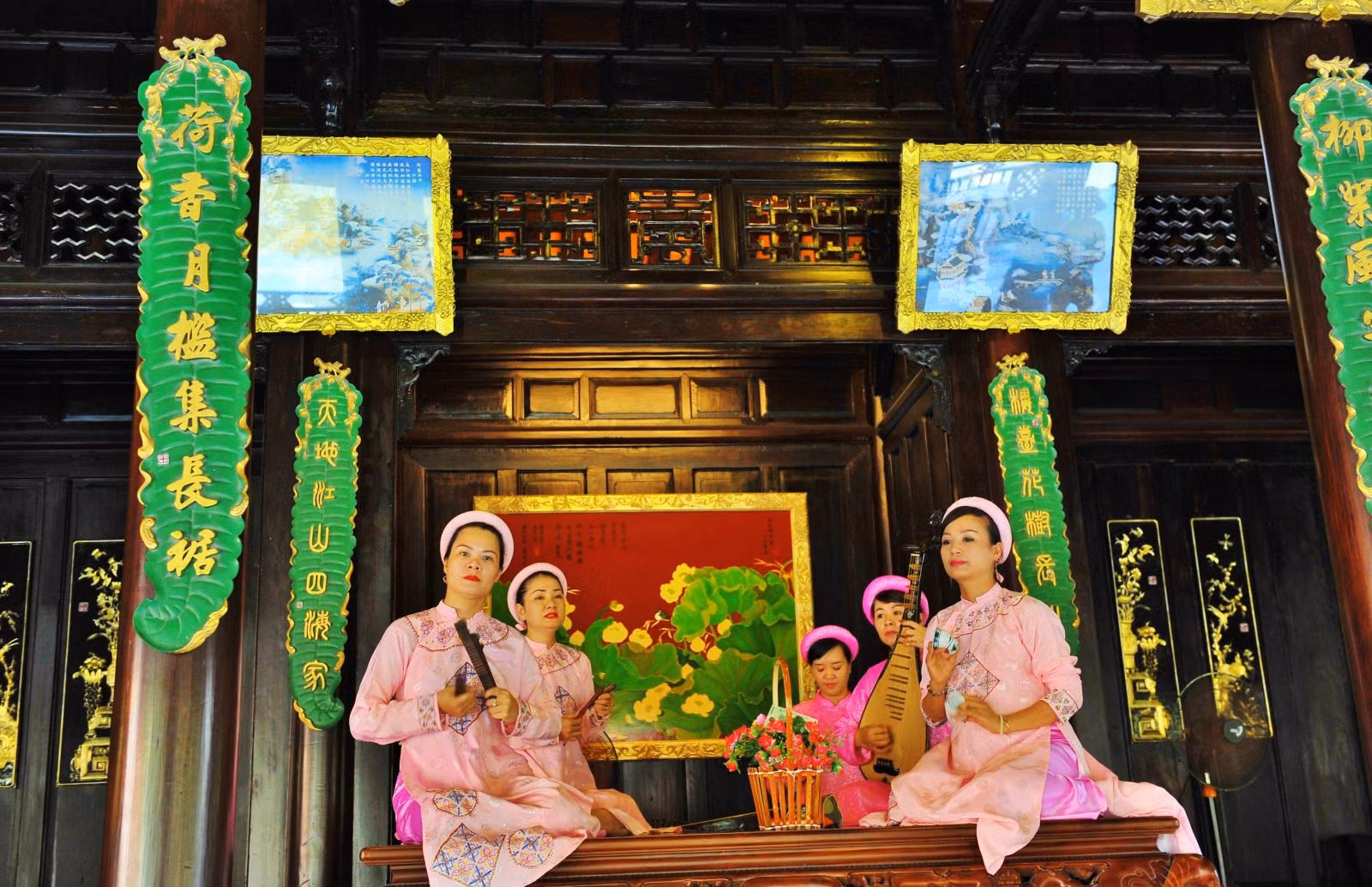 Nhã nhạc cung đình Huế đã được UNESCO công nhận là Kiệt tác truyền khẩu và phi vật thể nhân loại vào năm 2003. Nhã nhạc cung đình Huế luôn là một phần không thể thiếu và luôn thu hút sự quan tâm của khách tham quan trong các mùa Festival Huế.