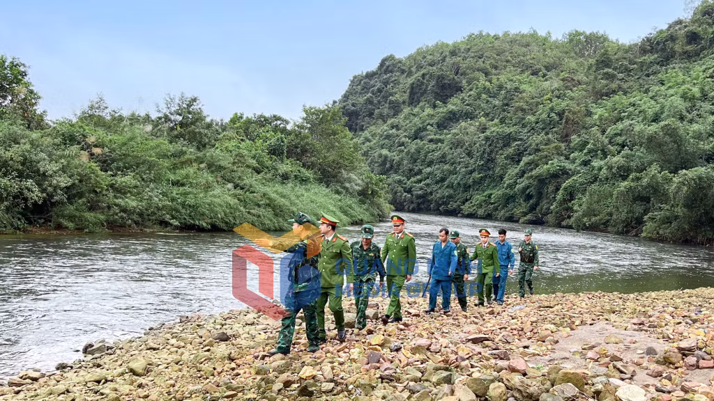 Cán bộ, chiến sĩ Đồn Biên phòng Bắc Sơn và Công an xã Bắc Sơn (TP Móng Cái) phối hợp tuần tra đường biên (3-2023). Ảnh: Hằng Ngần