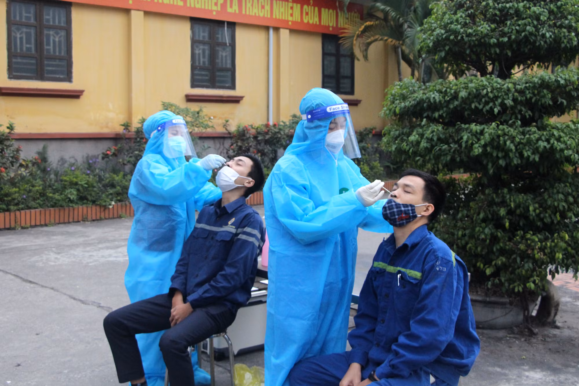 Quảng Ninh 2021 - Bức tranh toàn cảnh: Vận hành cao nhất cơ chế phòng chống dịch, thích ứng linh hoạt ảnh 14