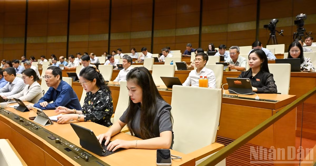 Quốc hội làm việc tại hội trường nghe Tờ trình và Báo cáo thẩm tra về Dự án Luật sửa đổi, bổ sung một số điều của Luật Bảo vệ môi trường. (Ảnh: THỦY NGUYÊN)