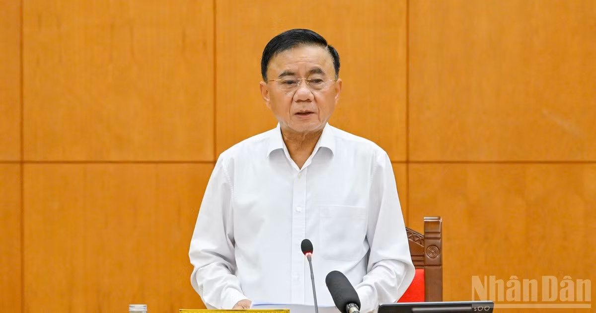 Thay mặt Ban Bí thư, đồng chí Trần Cẩm Tú, Ủy viên Bộ Chính trị, Thường trực Ban Bí thư ký ban hành Chương trình cải cách hành chính trong các cơ quan Đảng giai đoạn 2026-2030 (Quyết định số 495-QĐ/TW). (Ảnh: DUY LINH)