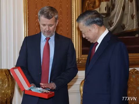 Nhà Vua Frederik X trao tặng Tổng Bí thư, Chủ tịch nước Tô Lâm Huân chương Voi (Order of the Elephant) - Huân chương cao quý nhất của Vương quốc Đan Mạch. (Ảnh: Thống Nhất/TTXVN)