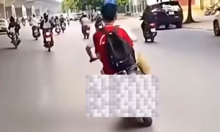 Hình ảnh hai thiếu niên không đội mũ bảo hiểm, lạng lách trên đường. (Ảnh: Chụp màn hình)
