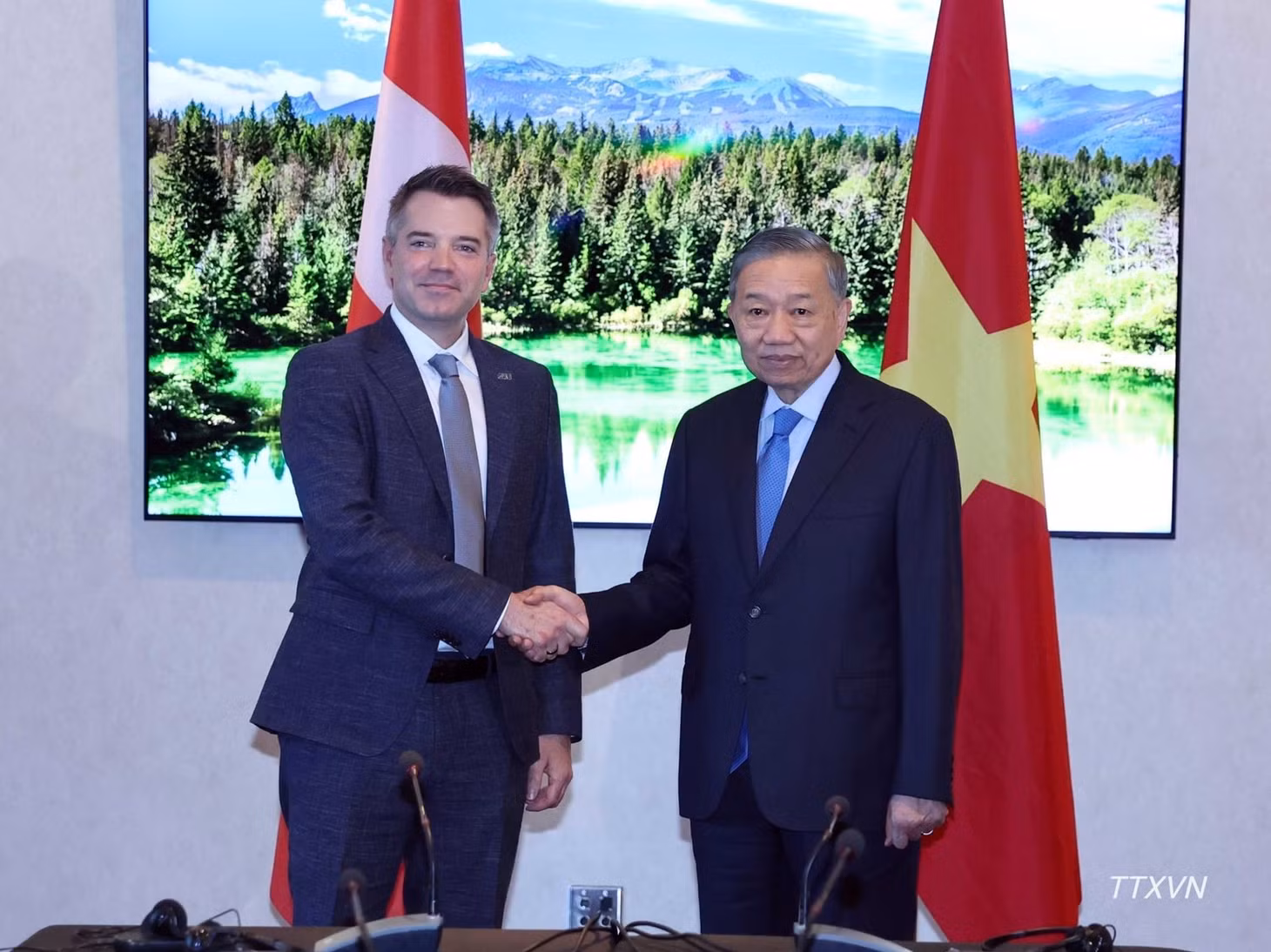 Tổng Bí thư, Chủ tịch nước Tô Lâm tiếp ông Alexandre Prevost, Chủ tịch Phụ trách Hàng không dân dụng của Tập đoàn CAE. (Ảnh: TTXVN)