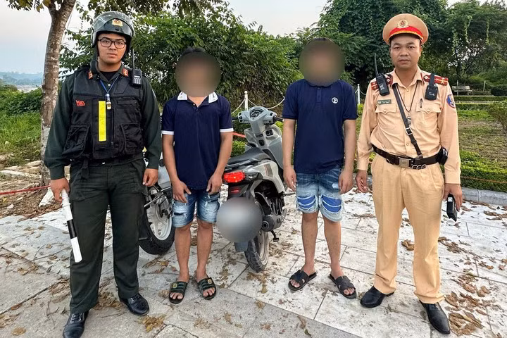 Lực lượng chức năng chặn hành vi vi phạm giao thông của 2 nam thanh niên. (Ảnh: CACC)