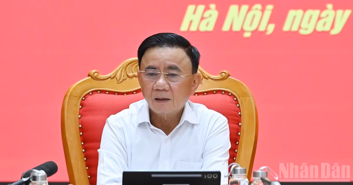 Thường trực Ban Bí thư Trần Cẩm Tú ký ban hành Kế hoạch số 08-KH/TW ngày 22/8/2026 thực hiện Nghị quyết số 25-NQ/TW của Bộ Chính trị về Chiến lược công tác tư tưởng trong bối cảnh mới. (Ảnh: Duy Linh)