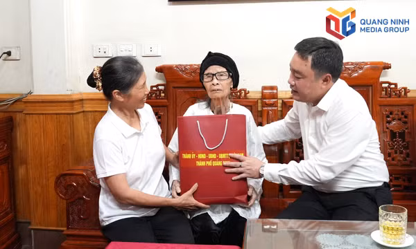 Các đồng chí lãnh đạo thành phố thăm, tặng quà người cao tuổi 