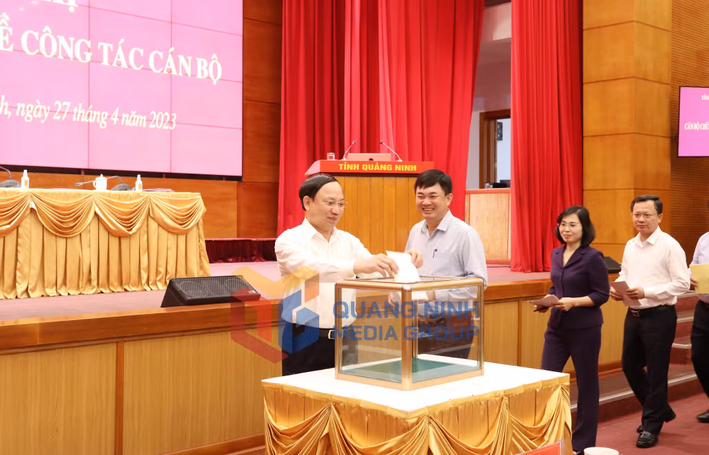 Các đại biểu bỏ phiếu bầu bổ sung quy hoạch cán bộ.