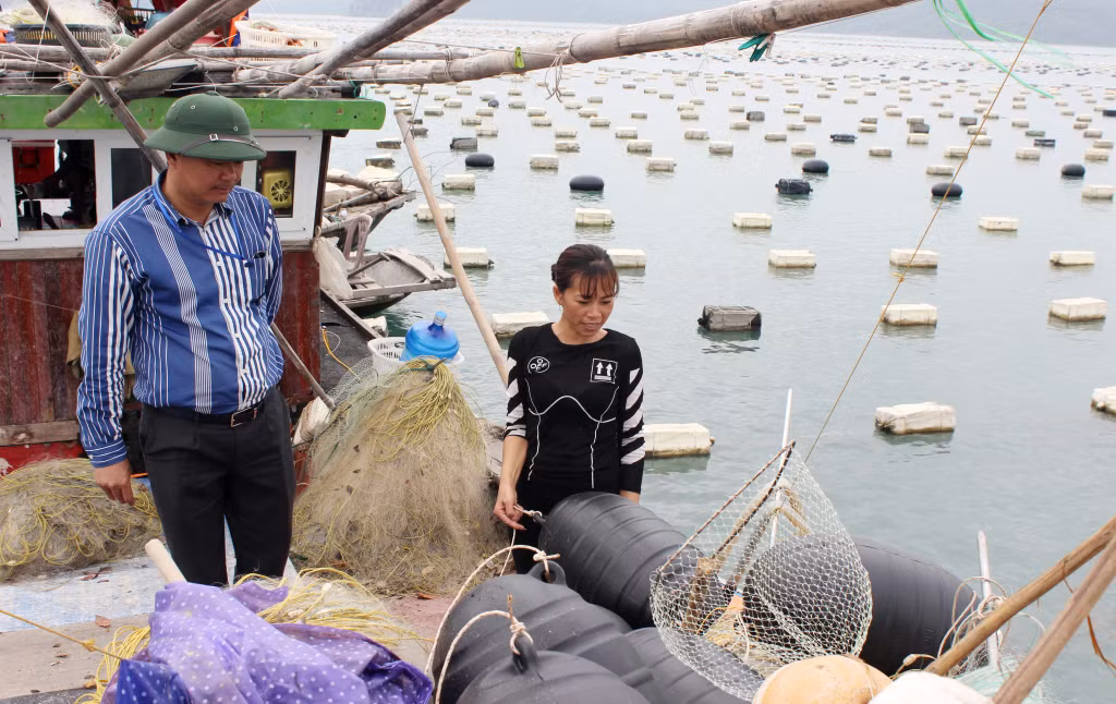 Lãnh đạo xã Quan Lạn kiểm tra, đôn đốc các hộ dân chuyển đổi phao xốp. Ảnh: Mạnh Trường