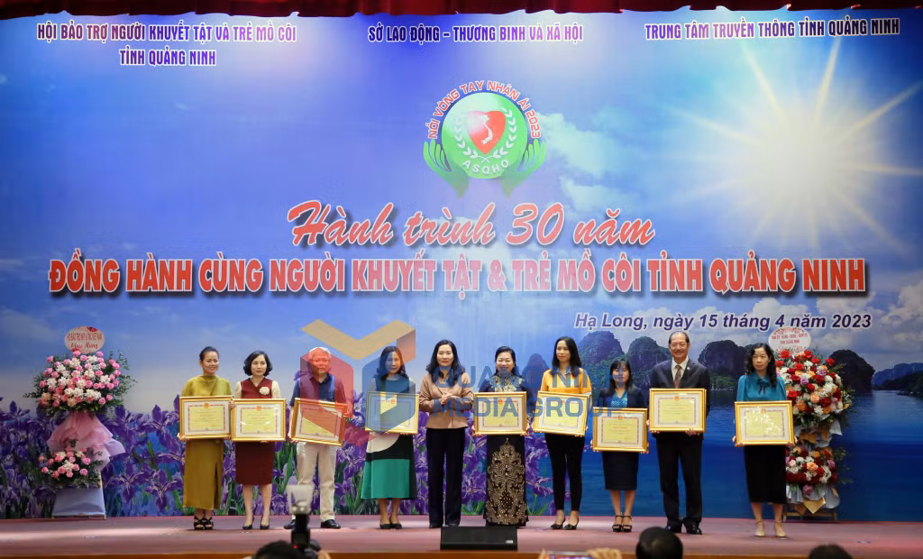 UBND tỉnh tặng Bằng khen cho các tập thể, cá nhân có thành tích xuất sắc trong hoạt động bảo trợ người khuyết tật và trẻ mồ côi tỉnh Quảng Ninh năm 2022.