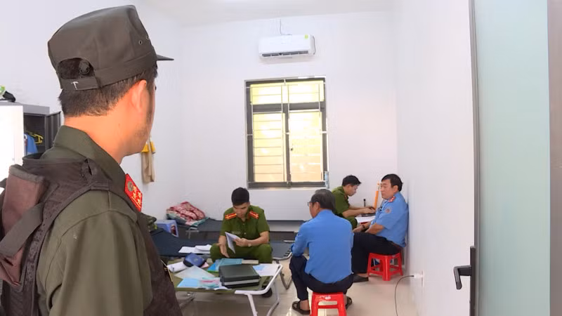 Cơ quan Công an khám xét, thu giữ các tài liệu, chứng cứ liên quan.