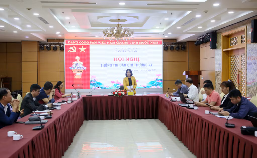 Đồng chí Phạm Thùy Dương, Phó Trưởng Ban Tuyên giáo Tỉnh ủy, chủ trì hội nghị thông tin báo chí thường kỳ.