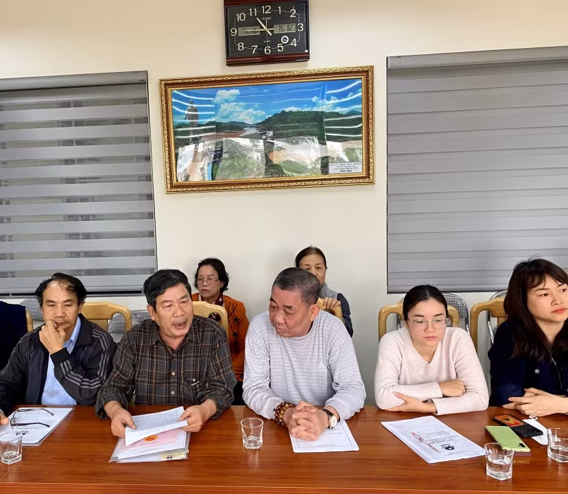 Đại diện các hộ dân trình bày ý kiến tại buổi làm việc.