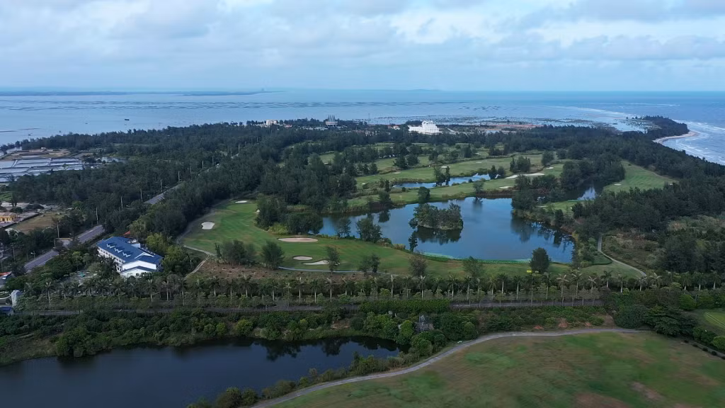 Sân golf Vĩnh Thuận là điểm đến hấp dẫn tại Móng Cái.