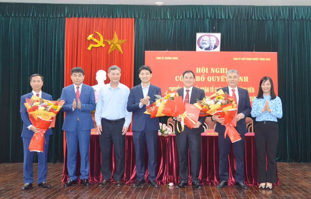 Lãnh đạo ngành và địa phương tặng hoa chúc mừng các tổ chức đảng được chuyển giao về Đảng bộ Agribank.