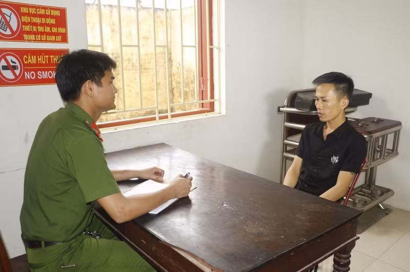 Cảnh sát lấy lời khai của đối tượng Nguyễn Công Thắng.