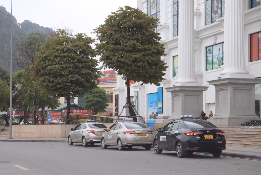 Khu vực gần Vincom Hạ Long thường xuyên có các xe ô tô đỗ sai quy định.