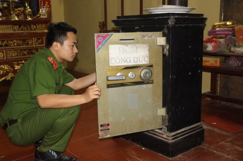 Chiếc két sắt đựng tiền công đức tại đền Thượng (xã Long Thành, huyện Yên Thành) bị các đối tượng đột nhập, cạy phá.