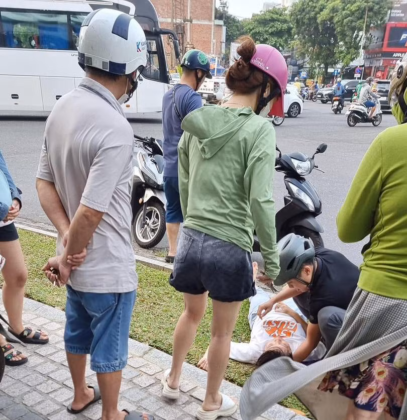 Người phụ nữ được anh Dũng hỗ trợ sơ cứu. Ảnh: A.D