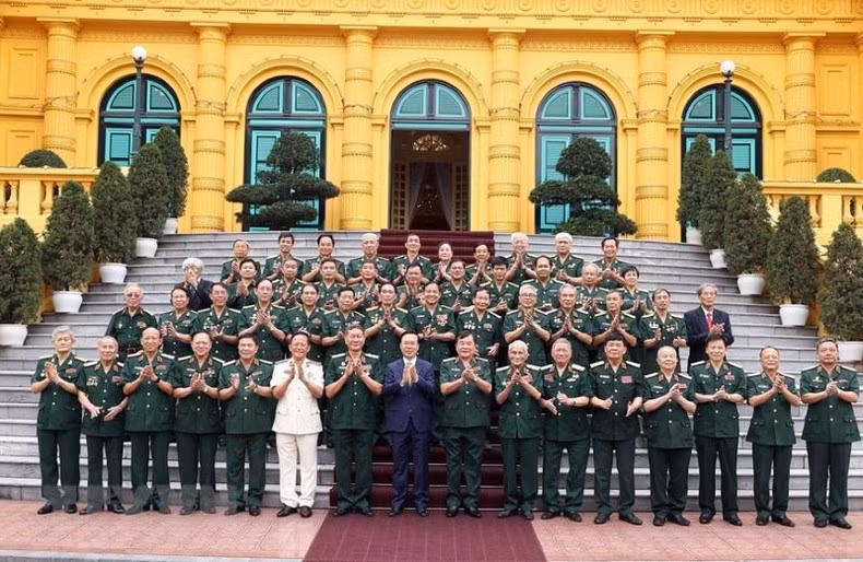 Chủ tịch nước Võ Văn Thưởng gặp mặt thân mật Ban Liên lạc Mặt trận Tây Nguyên, B3, Quân đoàn 3. (Ảnh: THỐNG NHẤT/TTXVN)