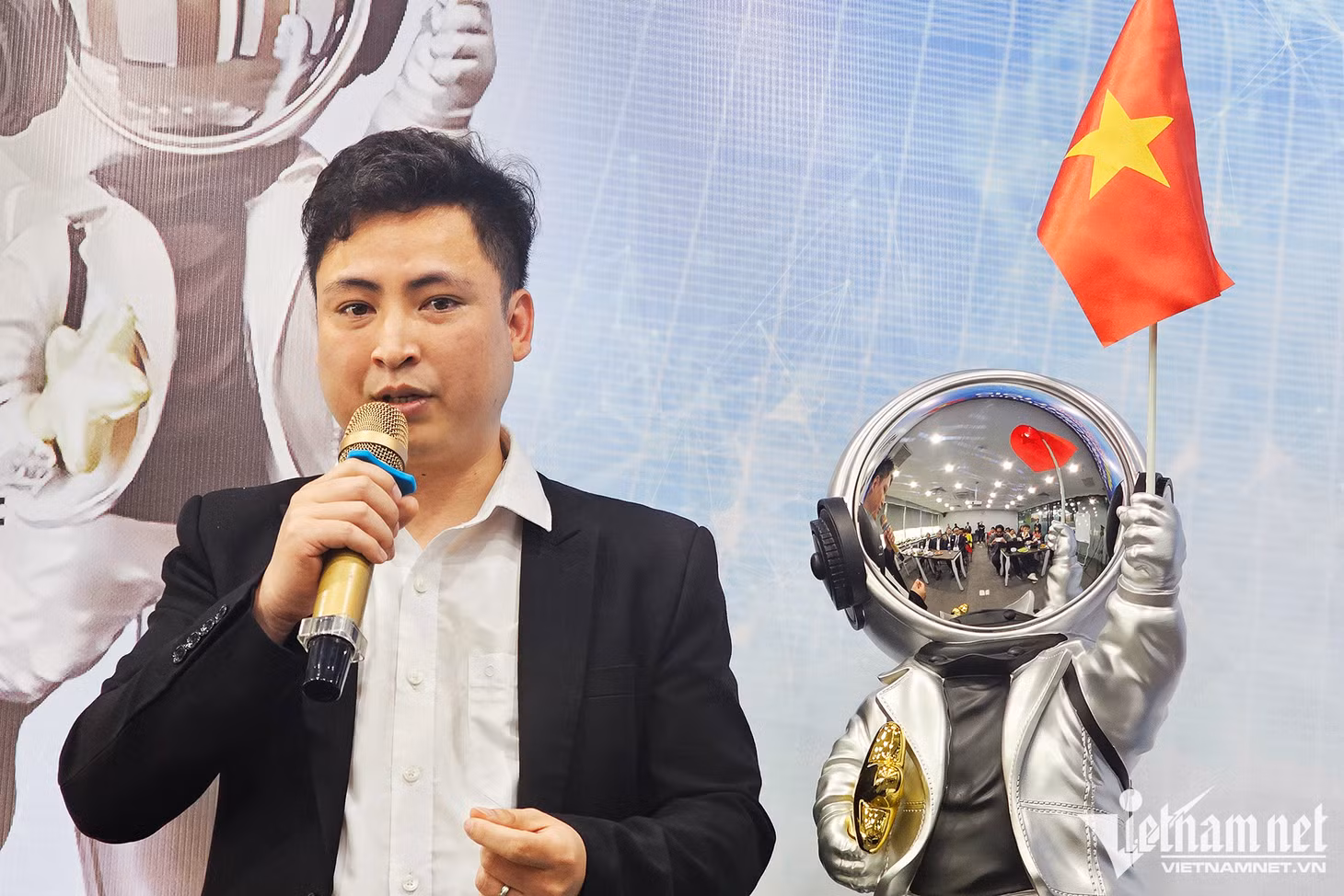Ông Trần Ngọc Thiện - thành viên nhóm phát triển robot Anan. Ảnh: Trọng Đạt