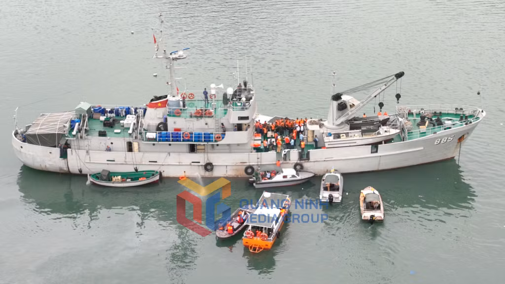 Các phương tiện, trang thiết bị hiện đại và đông đảo CBCS các lực lượng tiếp tục phối hợp nỗ lực, trách nhiệm tìm kiếm các nạn nhân trong sáng 6/4.