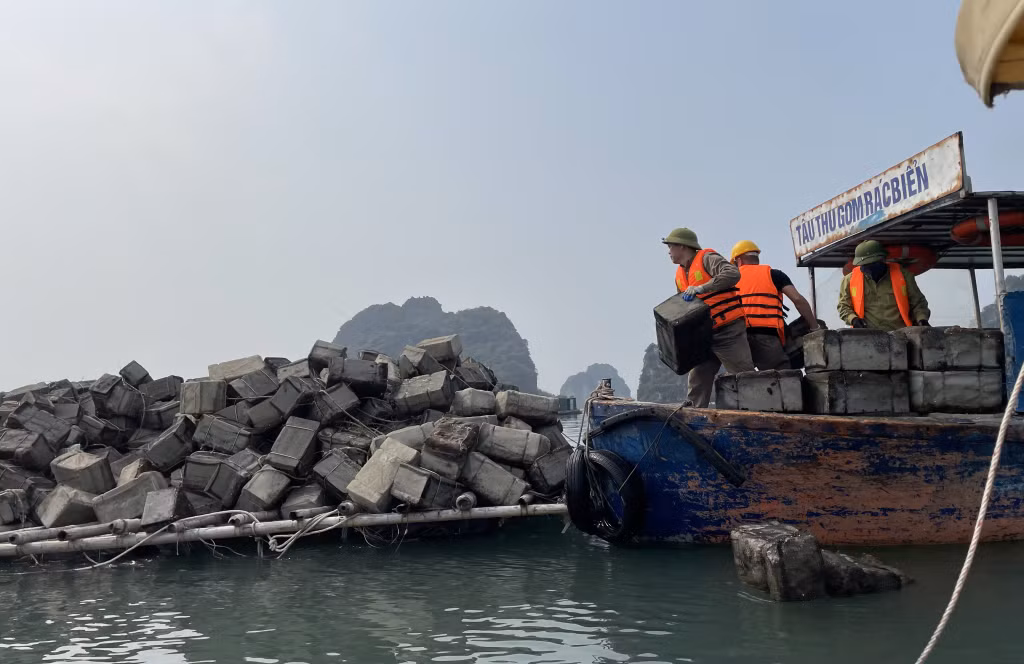 Nhân viên Công ty CP Môi trường đô thị Cẩm Phả vệ sinh môi trường thu gom phao xốp.