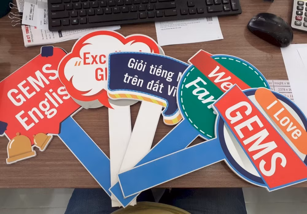 Cửa hàng in hashtag cầm tay chụp hình đẹp, uy tín và chất lượng ảnh 2