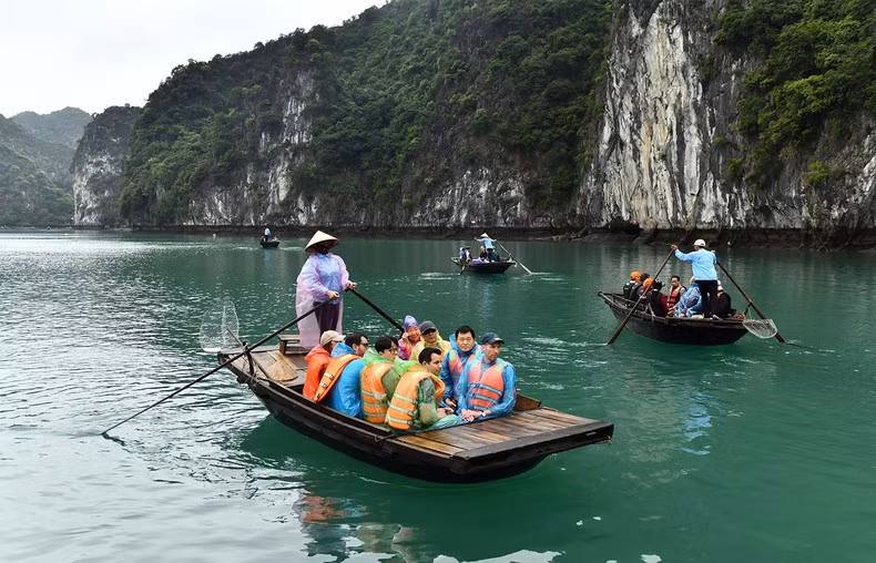 Đoàn du khách nước ngoài khám phá vẻ đẹp của vịnh Lan Hạ, huyện đảo Cát Bà (Hải Phòng). (Ảnh THANH TRÚC)