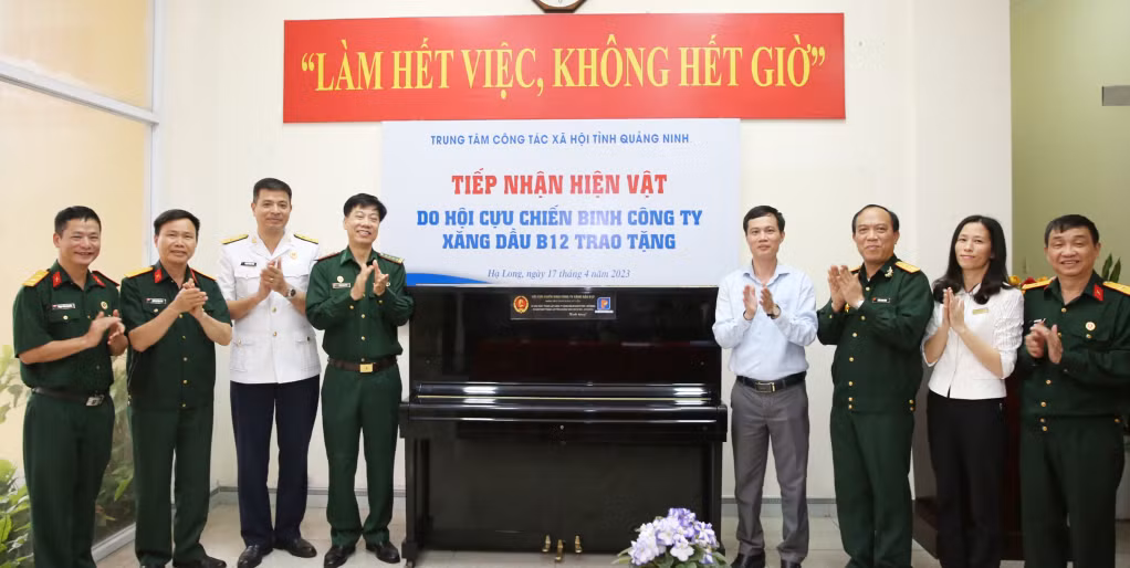 Hội CCB Công ty Xăng dầu B12 đã trao tặng đàn Piano cho Trung tâm Công tác xã hội tỉnh Quảng Ninh.