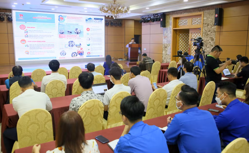 Các đại biểu, báo cáo viên, tuyên truyền viên tiếp thu kiến thức chuyên đề “Hướng dẫn sáng tạo nội dung, thiết kế đồ hoạ hình ảnh thông tin tuyên truyền”.