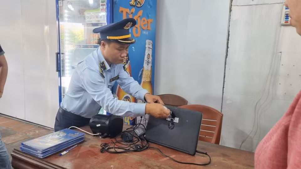 Đoàn liên ngành TP Nha Trang kiểm tra quán hải sản Nhà Bè. Ảnh: Xuân Hoát.