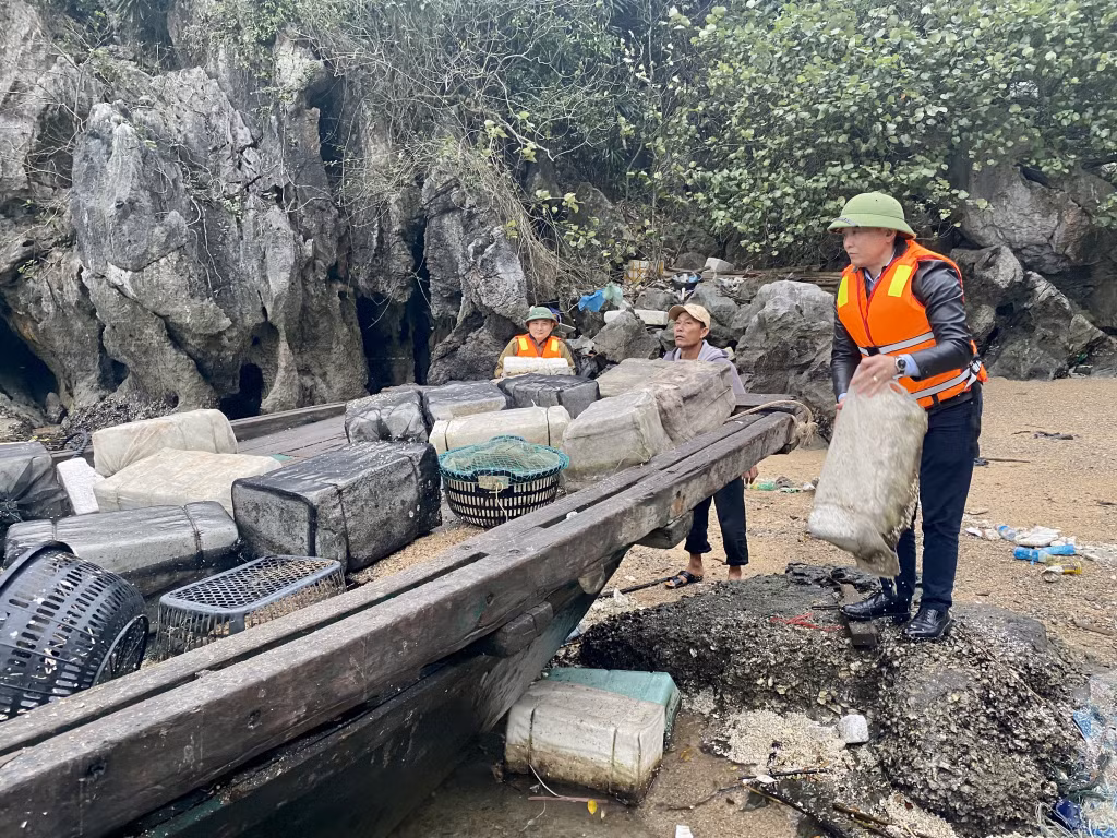 TP Hạ Long tổ chức thu gom rác thải, phao xốp để làm sạch môi trường Vịnh Hạ Long.