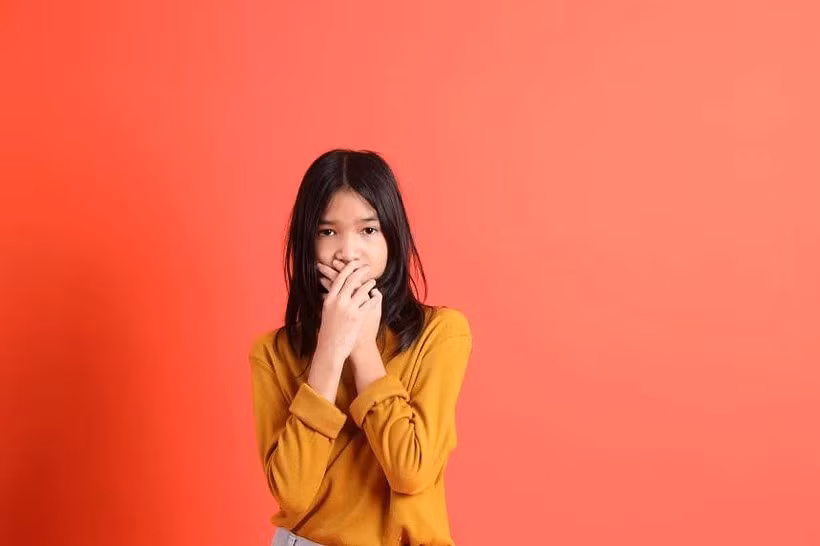 Trẻ nhỏ thường có thói quen lặp lại điều gì đó mà chúng đã nghe. (Ảnh: ITN).