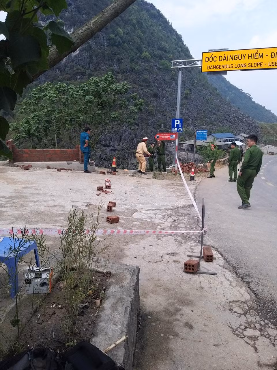 Hướng chiếc phương tiện lùi làm một người rơi xuống và mất tích. Ảnh: Trọng Lộc